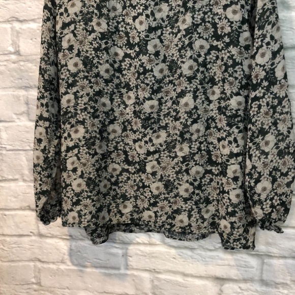 Women’s Cabi Size Medium Green Floral V-Neck Peasant Blouse #3765 - Picture 13 of 14